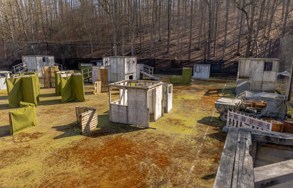 Ein Paintballfeld von oben fotografiert mit Holzhütten